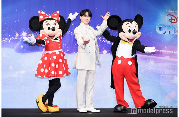 「ディズニー・オン・アイス “Magic in the Stars”」記者発表会でミッキー＆ミニーに囲まれポーズを取る宮舘涼太（C）モデルプレス