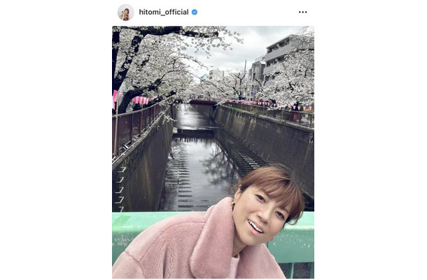 hitomi、子供たちとのお花見SHOTに反響「素敵な写真」「とっても楽しそう」