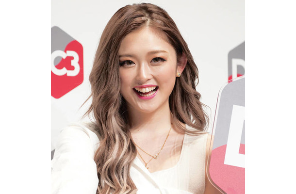 「顔面最強」ゆうちゃみ、ナチュラルヘアのウインクSHOTに反響「髪色めっちゃ似合う」