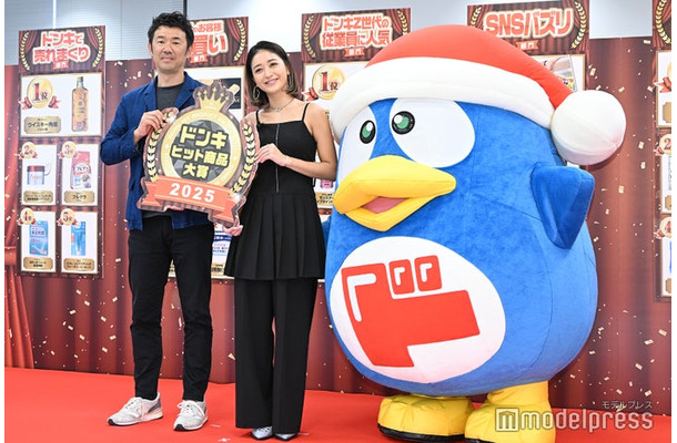 「ドンキ ヒット商品大賞 2025」に出席した鈴木康介氏、池田美優、ドンペン（C）モデルプレス