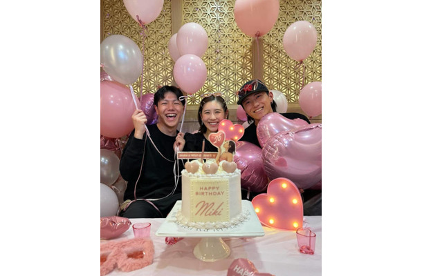 西野未姫、弟2人と笑顔でパシャリ！「目がそっくり＆弟さんイケメン」「仲がいいのが伝わる」と反響