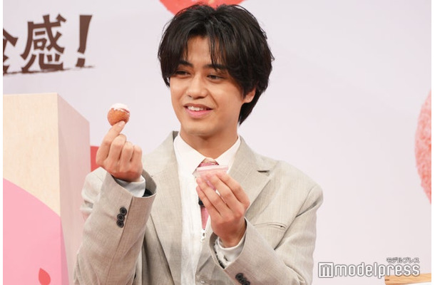 うどーなつを何個も頬張っていた高橋海人（C）モデルプレス
