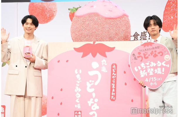「丸亀うどーなつ」新商品＆新アンバサダー発表会に出席した松村北斗、高橋海人（C）モデルプレス