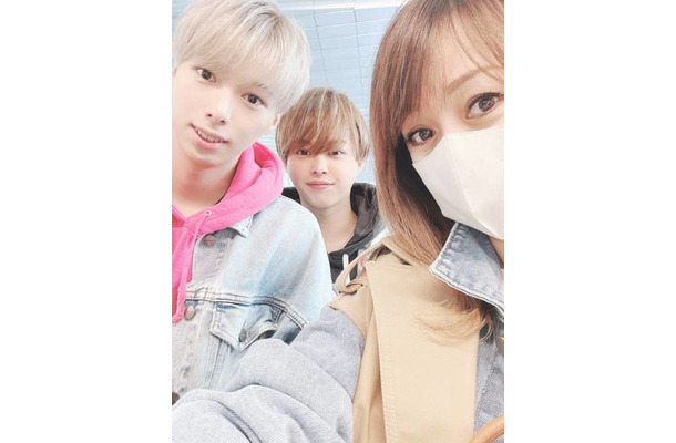 渡辺美奈代、イケメン息子たちと空港でパシャリ！「素敵な笑顔」「旅行楽しんできて下さいね」の声