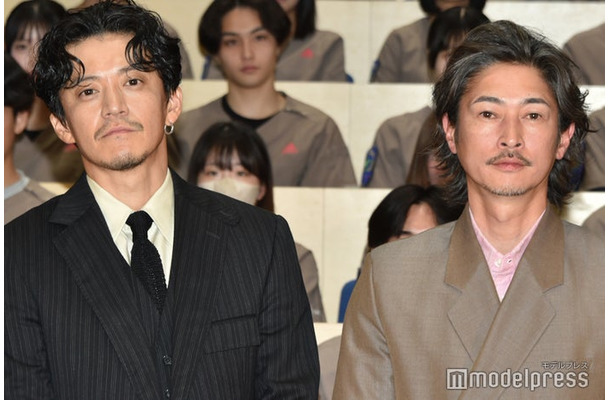 「フロントライン」キックオフイベントに出席した小栗旬、窪塚洋介（C）モデルプレス