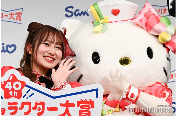 「2025年サンリオキャラクター大賞」開幕イベントに出席した希空、ハローキティ（C）モデルプレス