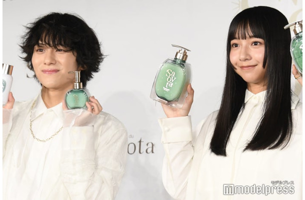 発表会に出席した山下幸輝、山之内すず（C）モデルプレス
