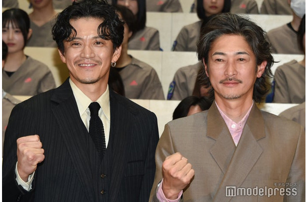 「フロントライン」キックオフイベントに出席した小栗旬、窪塚洋介（C）モデルプレス