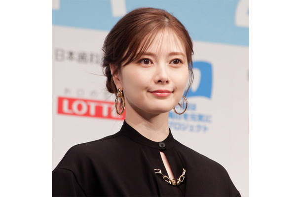 白石麻衣、色白美肌の接写SHOTにファン驚き「顔が綺麗すぎてビビった」「アップになる程美しい」