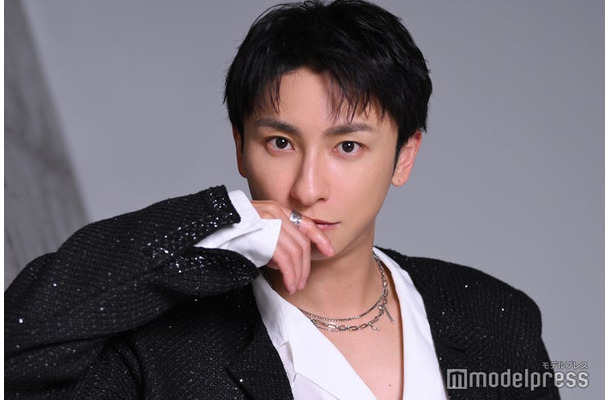 モデルプレスのインタビューに応じた與真司郎（C）モデルプレス