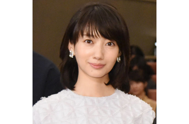 「この写真が大好き」波瑠、主演ドラマ『アイシー』出演者らとの笑顔SHOTに反響「みんな素敵」「最高の仲間たち」
