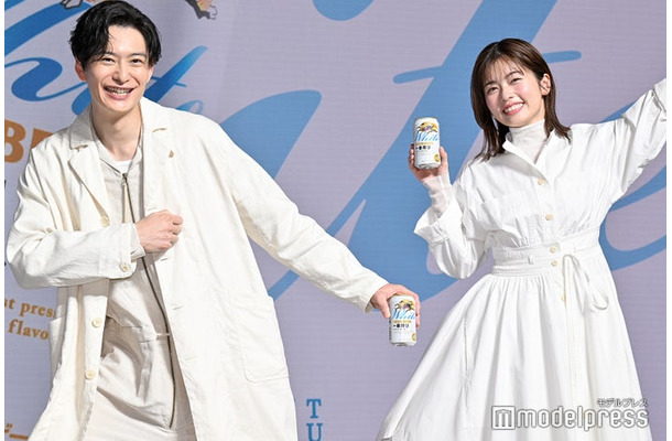 商品のおいしさが一目で伝わるように考えたポーズを披露する岡田将生、小芝風花（C）モデルプレス