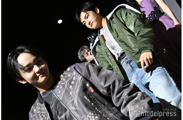 客席後方から登場したTAIKI、KANON（C）モデルプレス