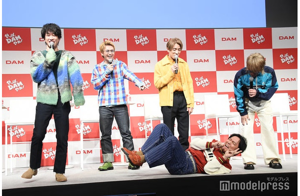 会見終了間際に「帰りたくな～い！」と寝転がりながらピースを決める丸山隆平（中央下）を見て、カメラマンに「撮って！撮って！」とアピールする横山裕、指を差して爆笑する大倉忠義、フラッシュが少なくて嘆く村上信五、丸山の珍事を近くで見守る安田章大（C）モデルプレス