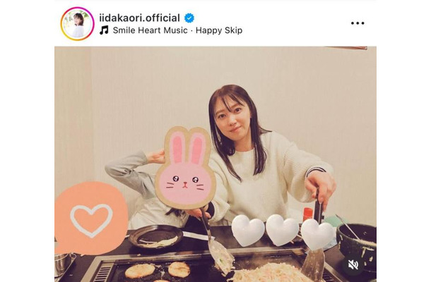 飯田圭織、子供たちと楽しくもんじゃ焼き！親子SHOTに「表情、素敵です」「凄くお顔が優しそう」の声