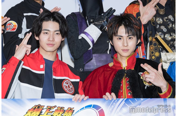 「爆上戦隊ブンブンジャーVSキングオージャー」完成披露舞台挨拶に出席した井内悠陽、酒井大成（C）モデルプレス