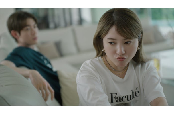 宮沢氷魚、吉高由里子／新TVCM「リッチクリーンTeeは、まちがいない服。海の見える部屋篇」より（提供写真）