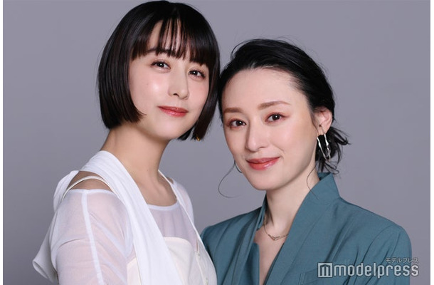 モデルプレスのインタビューに応じた山本美月、栗山千明（C）モデルプレス