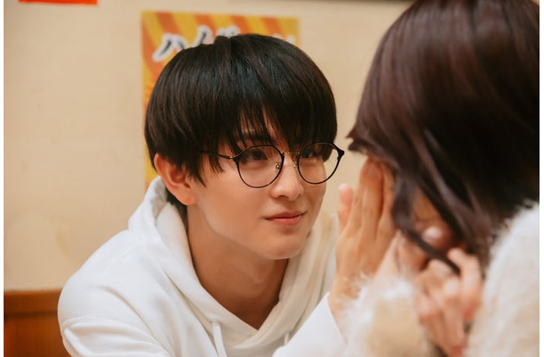 柏木悠「年下童貞くんに翻弄されてます」第1話（C）「年下童貞くんに翻弄されてます」製作委員会・MBS