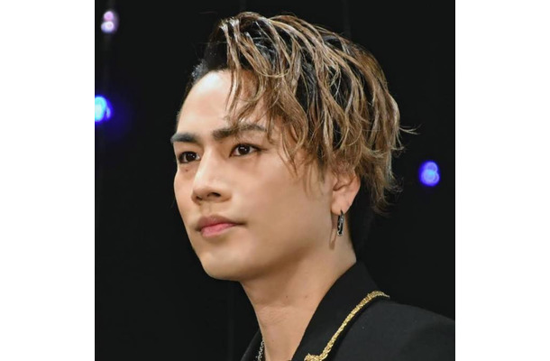 「ほんま男前」ØMI、Tシャツ×サングラスの夏先取りコーデに反響「めちゃカッコイイ」