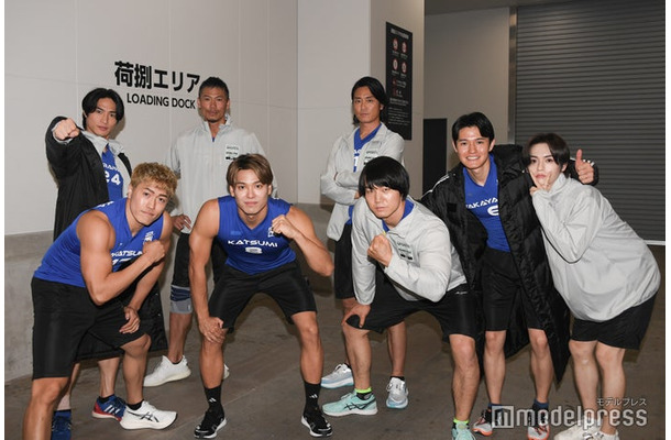 （後列左から）平野泰新、岩永洋昭、永井大（前列左から）中務裕太、中村克、青木マッチョ、高柳光希アナウンサー、ソンユン（C）モデルプレス