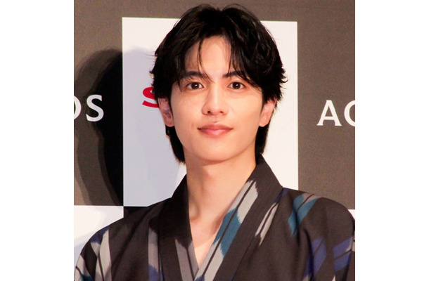 志尊淳、オフ感のある夜道での振り向きSHOTに「イケメンすぎない？？」「今日も眼福」の声