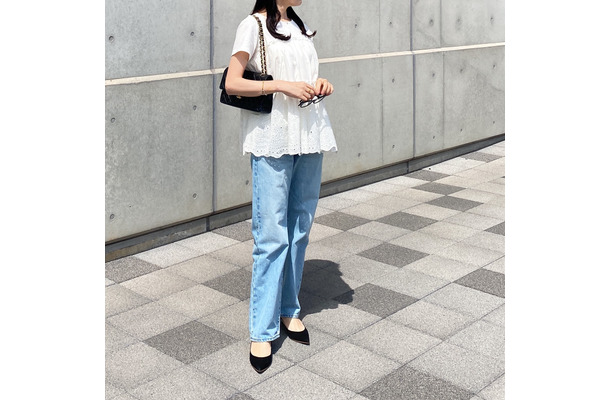 初夏といえばこの組み合わせ！白×ライトデニムの爽やかスタイル【40代の毎日コーデ】