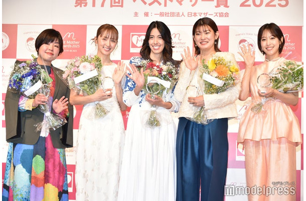 「ベストマザー賞」を受賞した山崎ナオコーラ、Dream Ami、森泉、高橋礼華、鷲見玲奈（C）モデルプレス