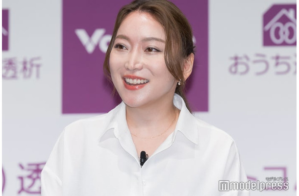 茶髪の加藤綾菜（C）モデルプレス