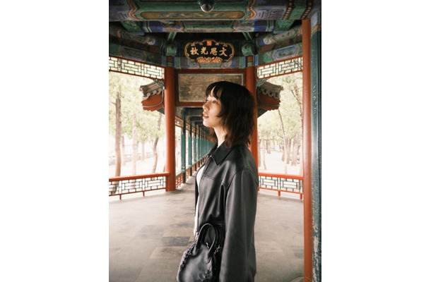 のん、黒ジャケットをクールに着こなした中国旅の思い出SHOTに反響「良き」「超キマっててカッケ～」