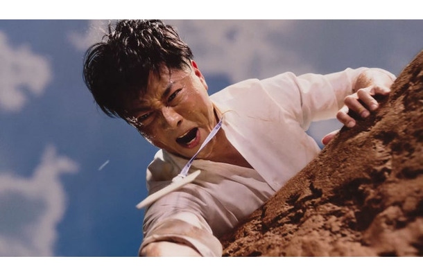 ケイン・コスギ／新WEBCM「クライシス」篇より（提供写真）