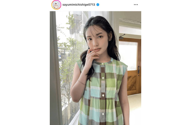 道重さゆみ、ほっそり美腕の爽やかワンピSHOTに反響「気品溢れる美しさ！」「すごく似合ってます」