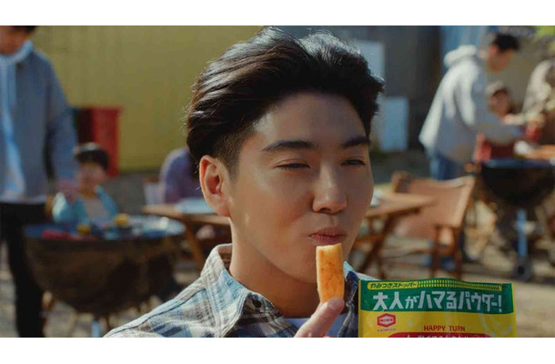 賀来賢人「ハッピーターンスパイス 旨味篇」「ハッピーターン250%パウダー 楽屋篇」より（提供写真）