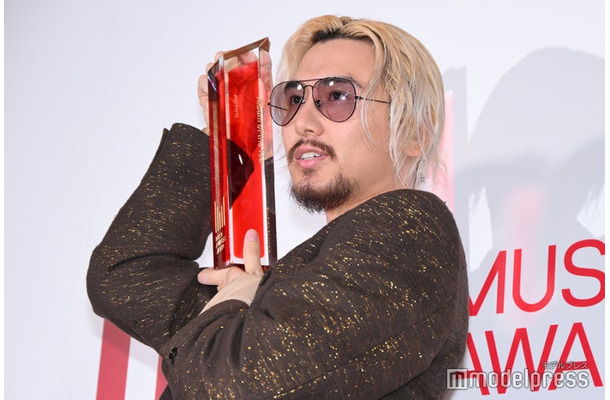 囲み取材に応じた藤井 風（C）モデルプレス