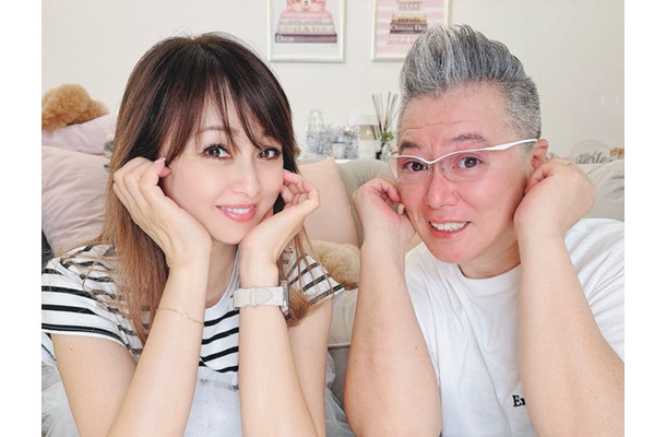 渡辺美奈代、夫との仲良し頬杖SHOTにファンほっこり「いつ見てもお似合い」「素敵なご夫婦」