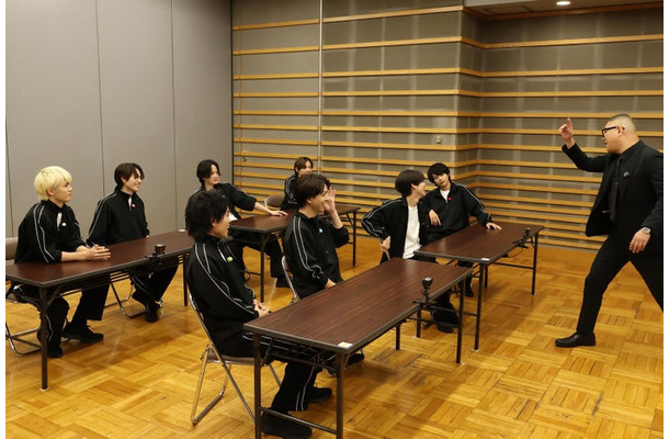 （後列左から）篠塚大輝、橋本将生、菊池風磨、猪俣周杜（前列左から）原嘉孝、寺西拓人、松島聡、佐藤勝利／長谷川忍（シソンヌ）（C）フジテレビ