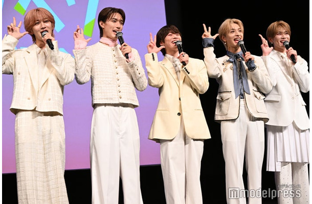 僕たちがLiKE LEGENDでーす！（左から）NAOYA、山中柔太朗、大橋和也、木村慧人、大久保波留（C）モデルプレス
