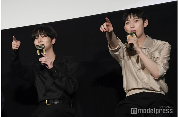 客席を指差す動きがシンクロするJUNGWON（ジョンウォン）、SUNOO（ソヌ）（C）モデルプレス