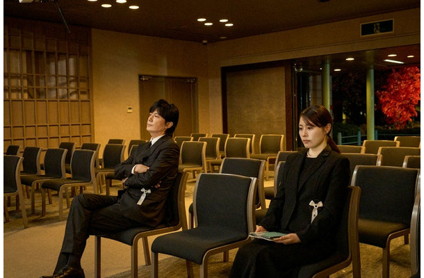 福山雅治、有村架純「ブラック・ショーマン」場面写真より（C）2025「ブラック・ショーマン」製作委員会