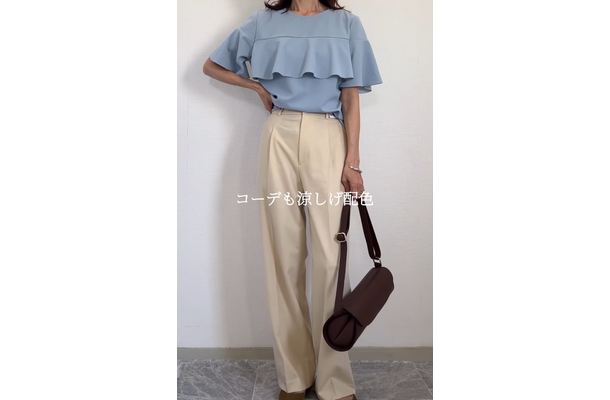 爽やか配色で即好印象。ラッフルブラウス×ベージュパンツの上品フェミニン【40代の毎日コーデ】