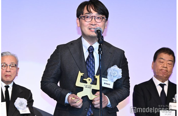 「第62回ギャラクシー贈賞式」に登壇した尾崎裕和氏（C）モデルプレス
