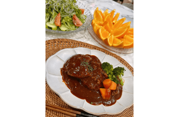 渡辺美奈代、煮込みハンバーグなどが並ぶ美しい食卓に「お店のかと」「とっても美味しそう」の声
