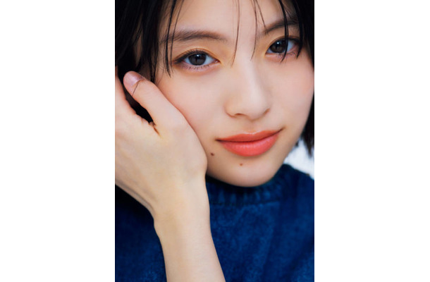 出口夏希、透明感たっぷりの美肌に釘付け！ヘルシー肌見せで涼やかな夏の装いを披露