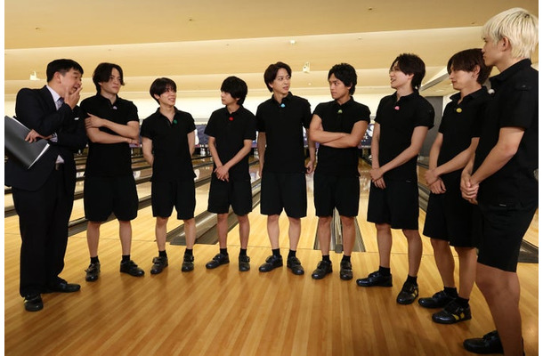 （左から）伊藤利尋アナ、菊池風磨、松島聡、佐藤勝利、寺西拓人、原嘉孝、橋本将生、猪俣周杜、篠塚大輝（C）フジテレビ