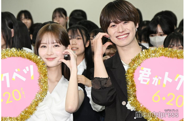 高校にサプライズで登場した畑芽育＆大橋和也（C）モデルプレス
