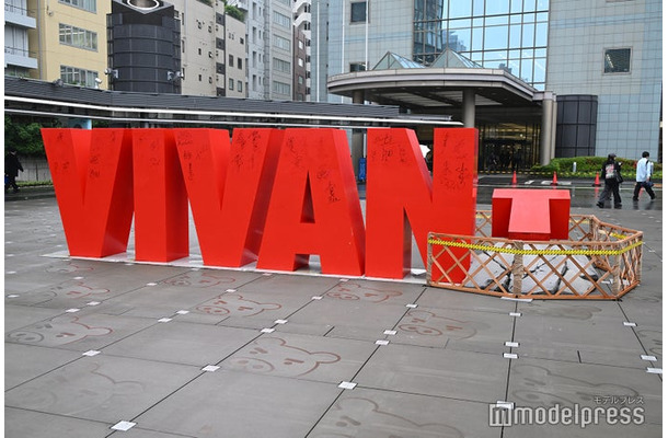 赤坂サカス広場の「VIVANT」モニュメント（C）モデルプレス