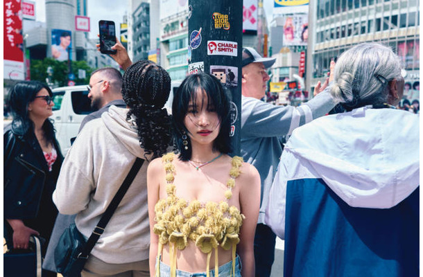 永尾まりや、色っぽい肌見せ衣装で東京の街に佇む！“観光”テーマに個性あふれるファッションを披露