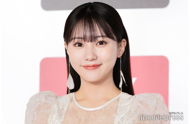 黒髪の田中美久（C）モデルプレス