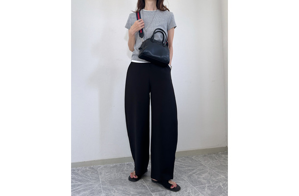 脚のラインを拾わない「カーブパンツ」でスタイルアップ。品よくルーズな大人の着こなし方【40代の毎日コーデ】