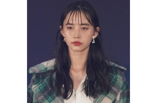 井桁弘恵、紫陽花とパシャリ！爽やか笑顔SHOTに「写真集のワンカットみたい」「めっちゃ可愛い！」の声